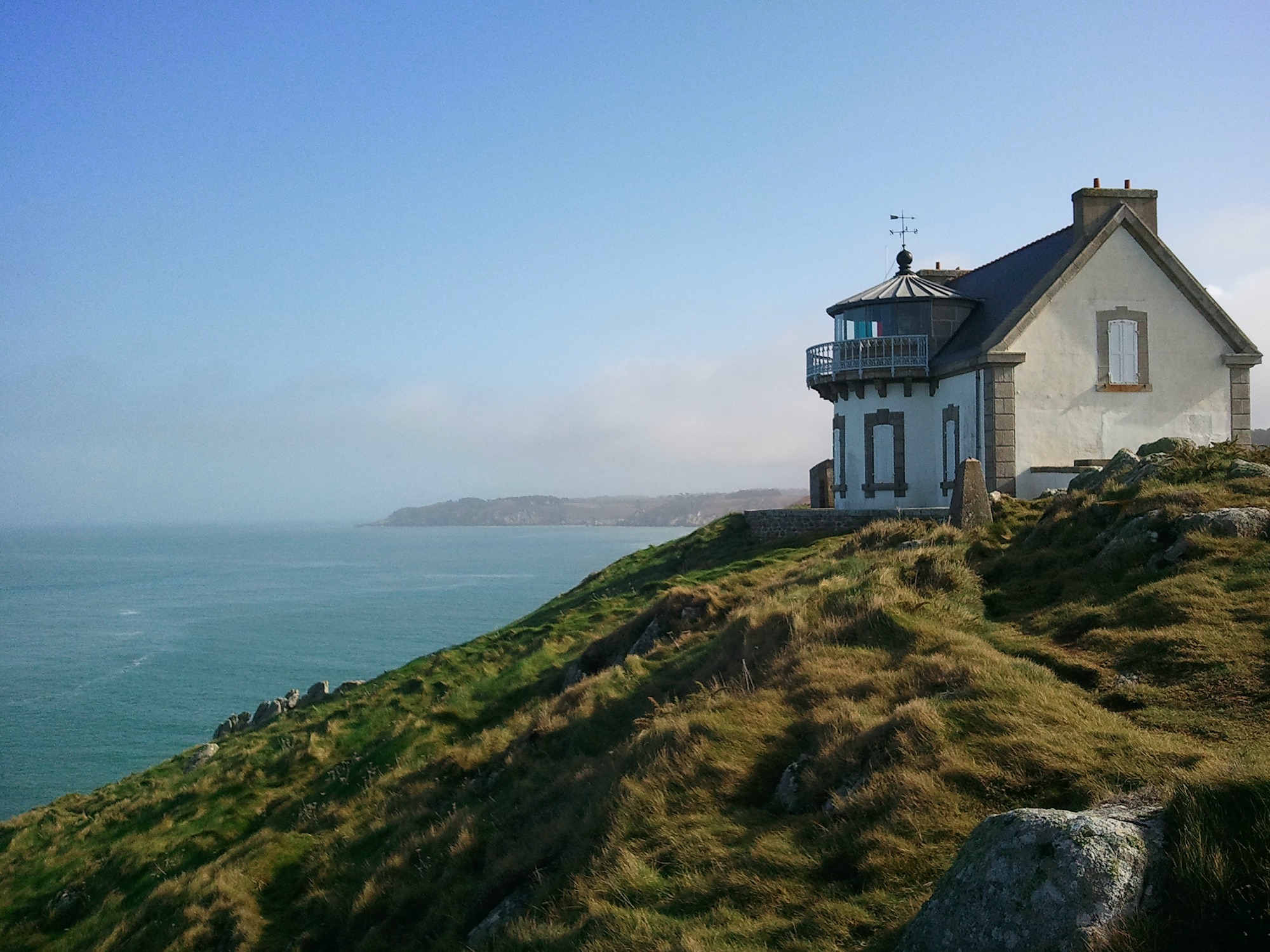 Maison-feu du Millier, a house-form lighthouse on the Breton coast.