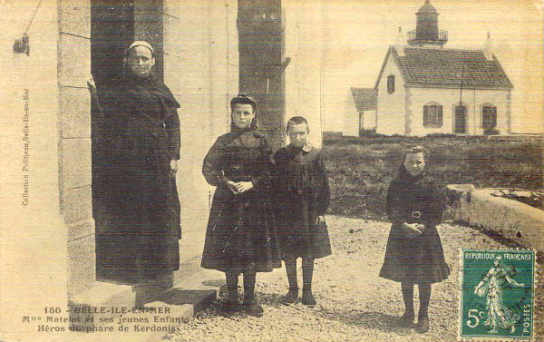 Historic postcard showing Eugénie Matelot standing with her children at Kerdonis lighthouse.